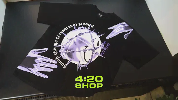 Футболка Always young чёрного цвета с принтом в виде шара в руках в магазине 4:20 SHOP